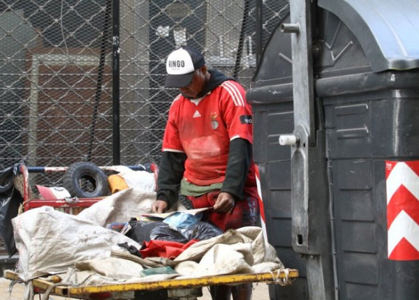 Reciclador urbano leyendo