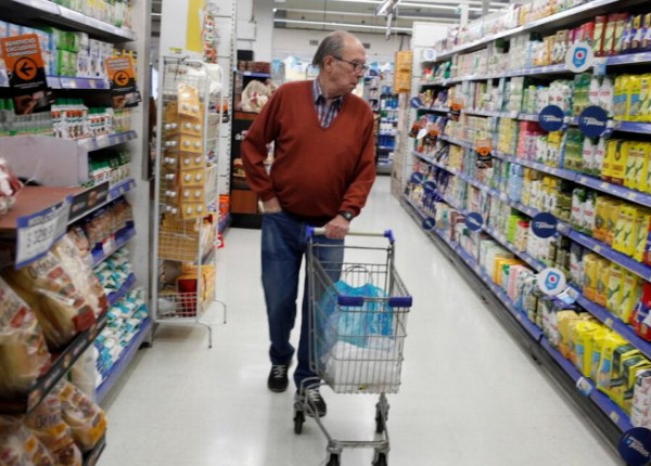 Adulto mayor comprando en el supermercado