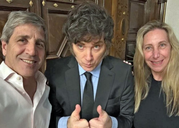 Luis Caputo, Javier Milei y Karina Milei