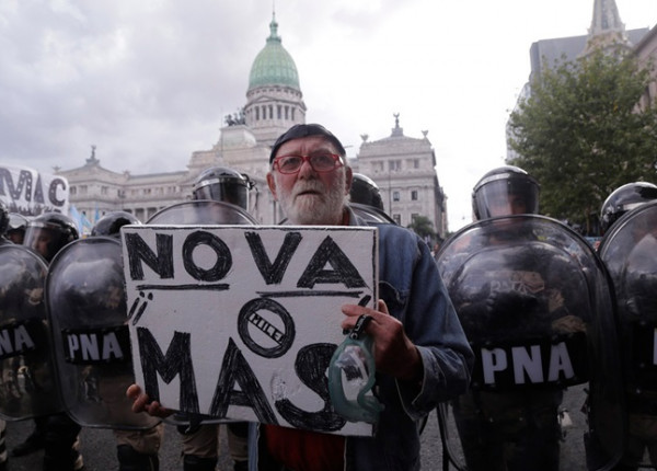 Jubilado protestando frente al Congreso