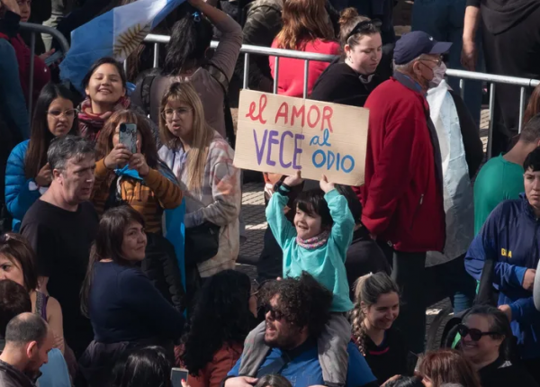 Niño con cartel: "El amor vence al odio"