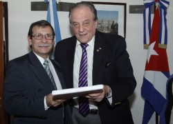 Con el embajador de Cuba