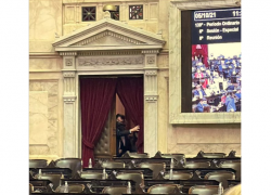 Diputados de Juntos por el Cambio escondidos fuera del recinto de la Cámara de Diputados