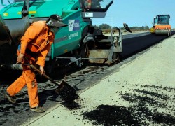 Operario asfaltando una ruta