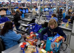 Mujer en caja de supermercado