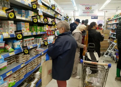 Adulto mayor haciendo compras en el supermercado