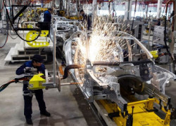 Obrero en fábrica de automóviles