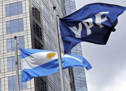 Banderas de YPF y de Argentina