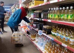 Mujer comprando en supermercado