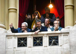 Massa en el balcón del recinto de la Cámara de Diputados