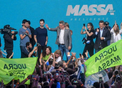 Sergio Massa y Agustín Rossi festejando sobre el escenario