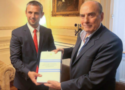 Guillermo Francos y Martín Menem con texto de proyecto de Ley Ómnibus