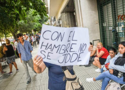 Manifestante con cartel con leyenda: "con el hambre no se jode"