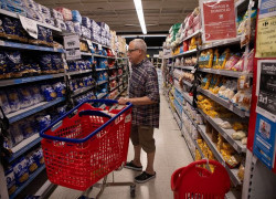 señor comprando en supermercado